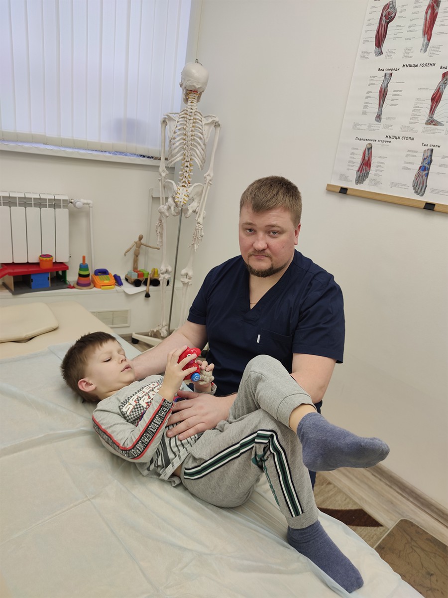 Врач-остеопат Евдокимов на приёме с ребёнком